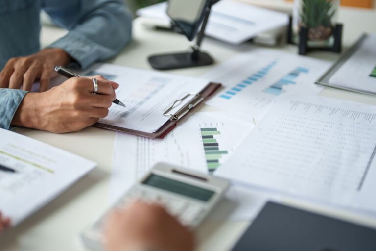 Gestor de Empresa en Girona: Cuándo Externalizar la Administración de tu Pyme